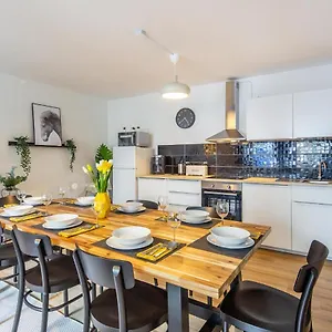 3 Bedroom In Great Location - Unit 4 Apartment