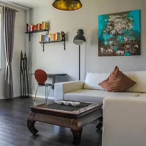 Exklusive 2 Mit Balkon In Lage! Apartment